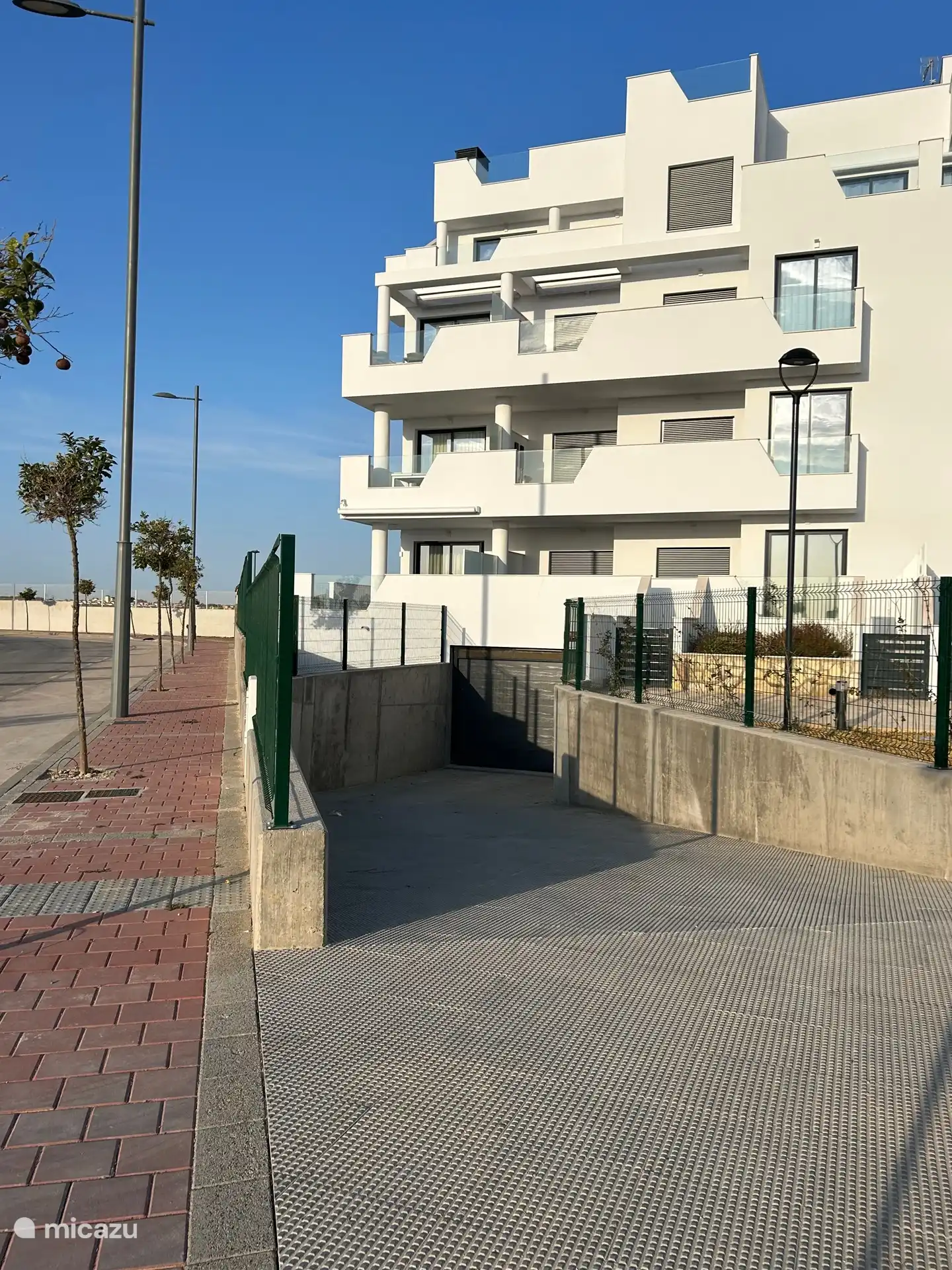 Garaje de estacionamiento de entrada debajo del edificio de apartamentos
