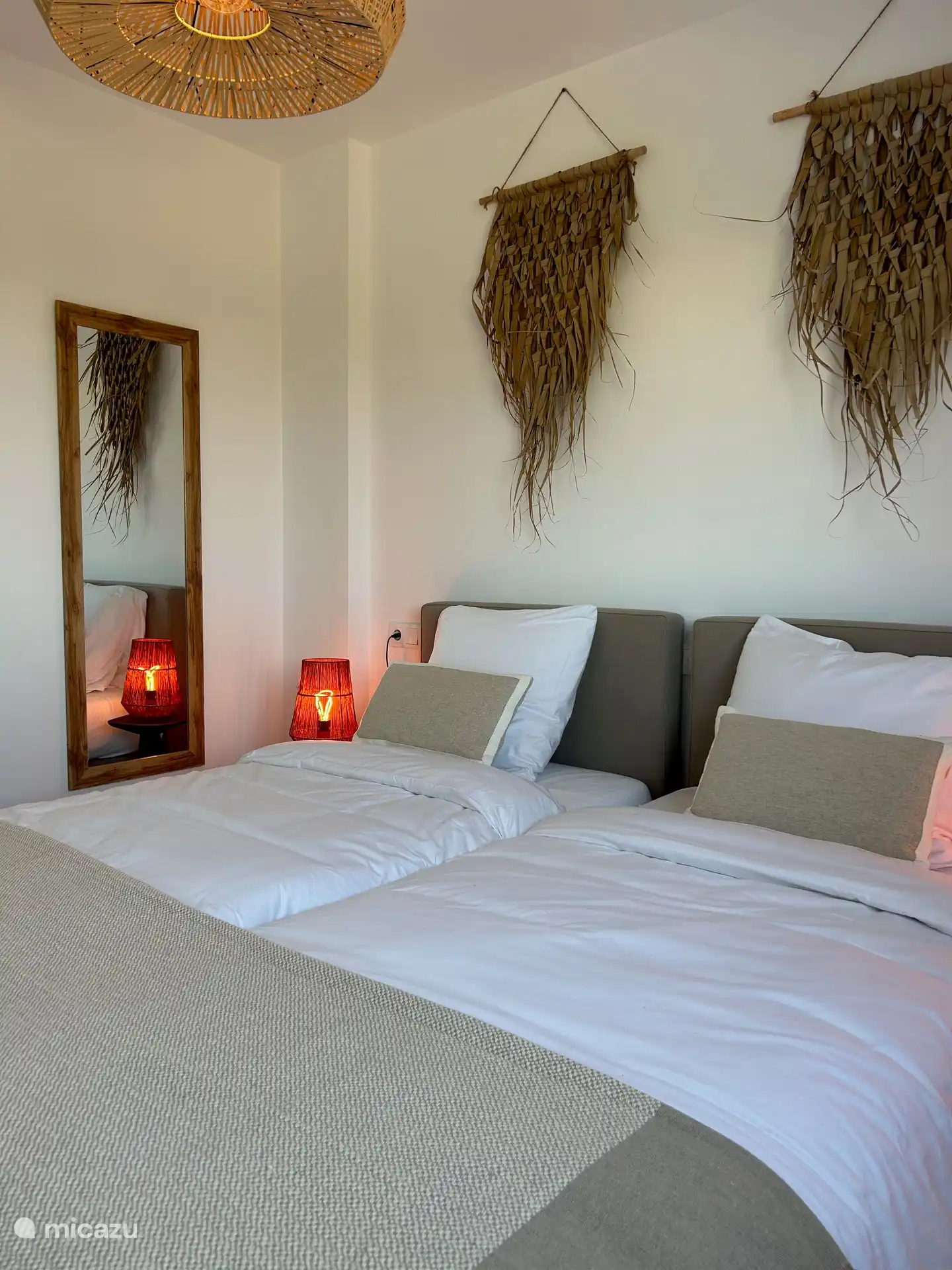 Dormitorio 2 con armarios empotrados y cajones