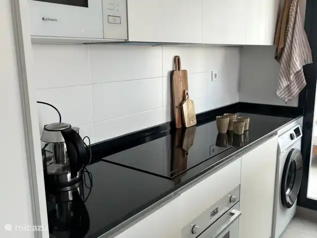 Location de Vacances Espagne, Murcia, Torre-Pacheco, appartement - Privé Cuisine ouverte avec îlot avec des équipements de luxe, tels que micro-ondes combinés, four, plaques vitrocéramiques, lave-vaisselle, lave-linge, réfrigérateur-congélateur, machine Nespresso avec aéroccino et eau potable (Spa Blue) du robinet, etc.