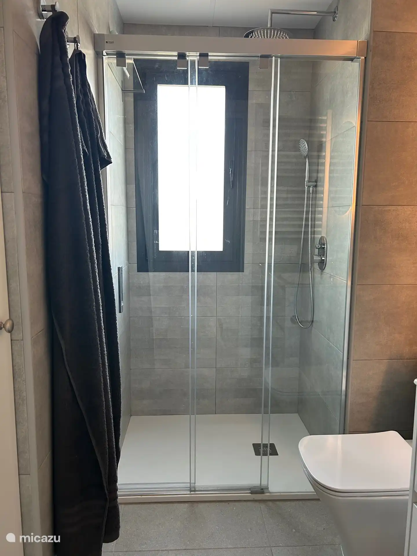 Baño 2 con ducha de lluvia a ras de suelo y WC