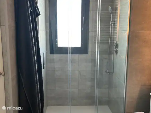 Location de Vacances Espagne, Murcia, Torre-Pacheco, appartement - Privé Salle de bain 2 avec douche à l’italienne à effet pluie et toilettes