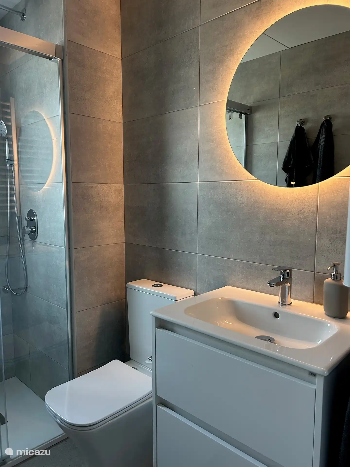 Baño 2 con ducha de lluvia a ras de suelo y WC