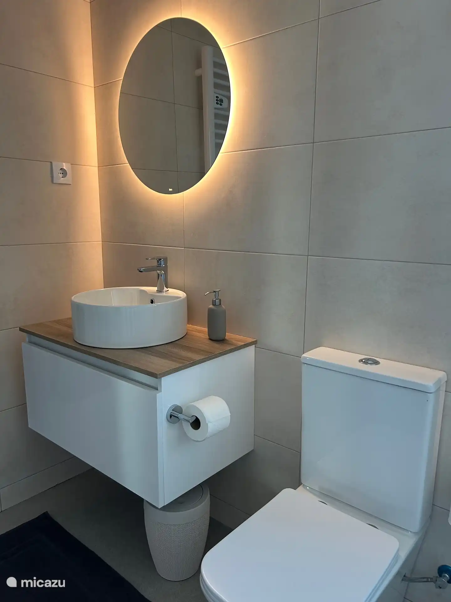 Cuarto de baño en el dormitorio 1 con ducha de lluvia a ras de suelo y WC