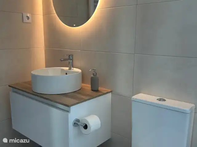 Location de Vacances Espagne, Murcia, Torre-Pacheco, appartement - Privé Salle de bain attenante à la chambre 1 avec douche à l’italienne à effet pluie et toilettes