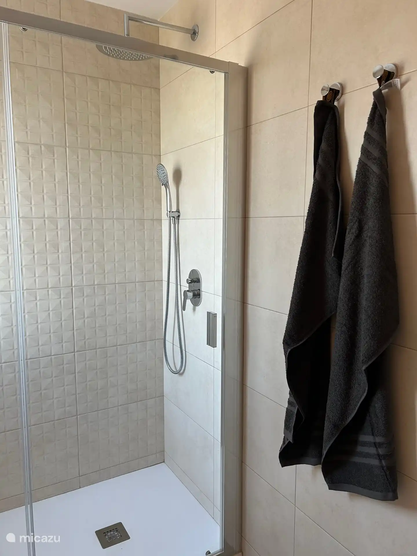 Cuarto de baño en el dormitorio 1 con ducha de lluvia a ras de suelo y WC