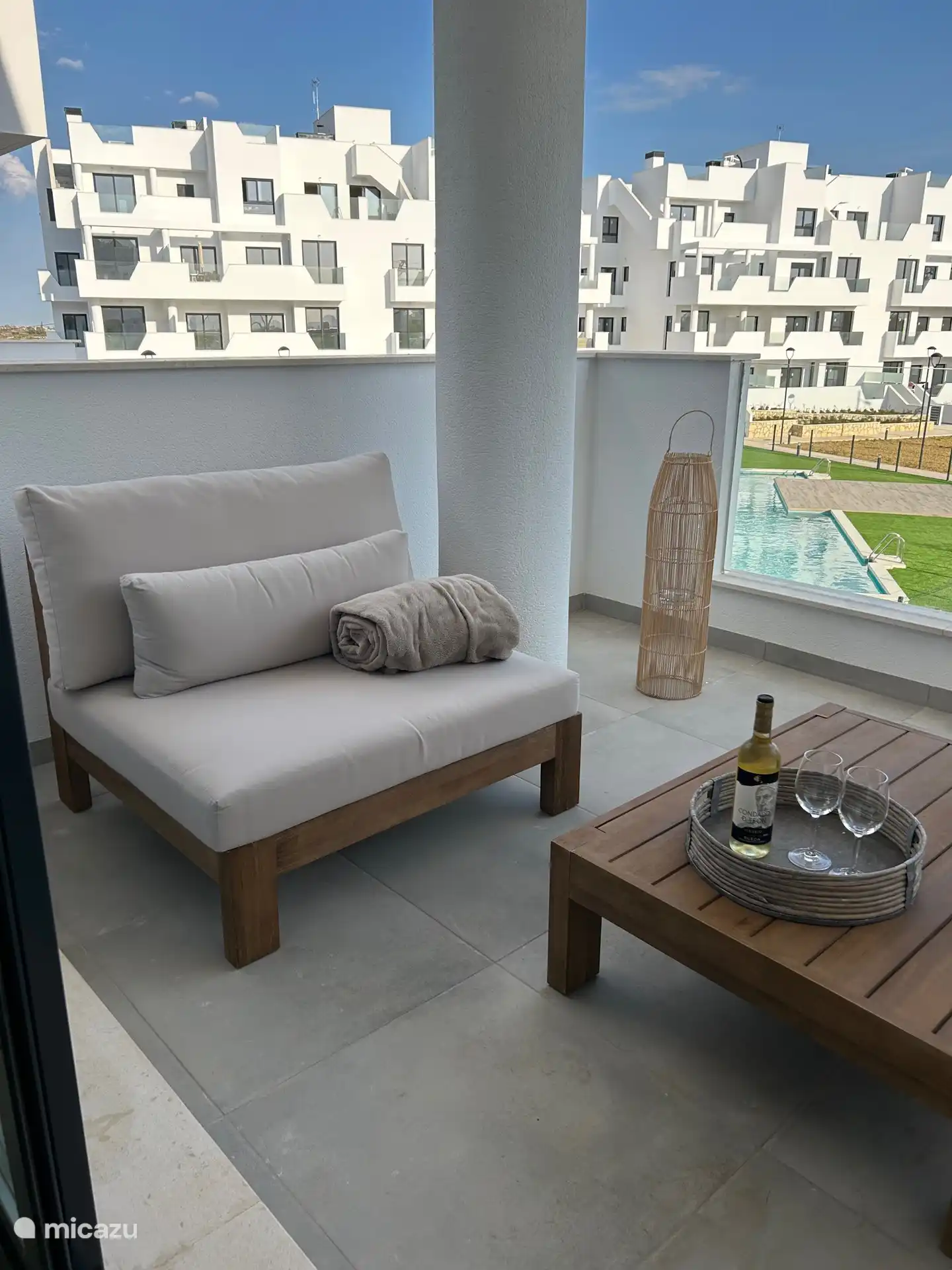 Acogedora terraza lounge para tomar una copa en las bochornosas noches de verano
Con vistas al jardín, piscina y parque infantil. 