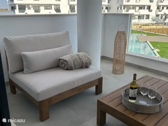 Location de Vacances Espagne, Murcia, Torre-Pacheco, appartement - Privé Terrasse lounge confortable pour prendre un verre lors des chaudes soirées d’été
donnant sur le jardin, la piscine et l’aire de jeux.