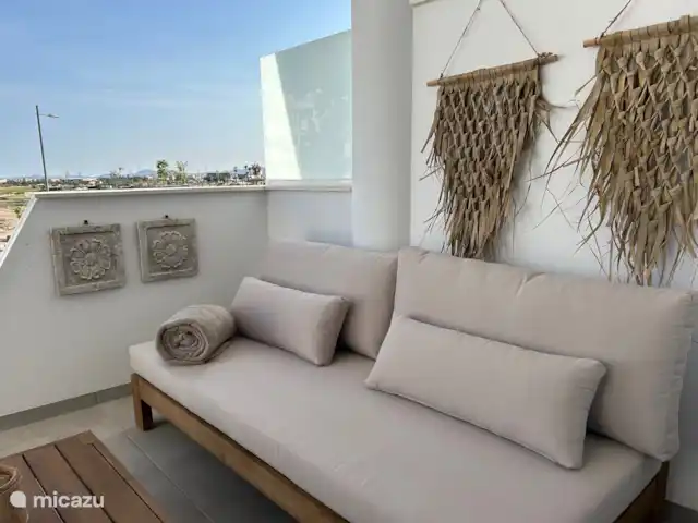 Location de Vacances Espagne, Murcia, Torre-Pacheco, appartement - Privé Terrasse lounge confortable pour prendre un verre lors des chaudes soirées d’été
donnant sur le jardin, la piscine et l’aire de jeux.