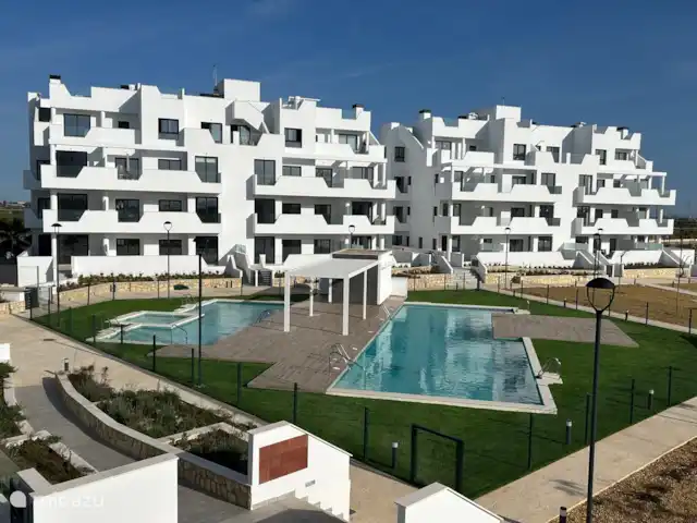 Location de Vacances Espagne, Murcia, Torre-Pacheco, appartement - Privé Vue sur la piscine, le jardin et l’aire de jeux depuis la terrasse.