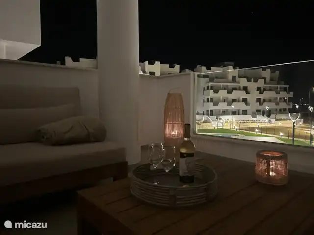 Location de Vacances Espagne, Murcia, Torre-Pacheco, appartement - Privé Terrasse confortable avec vue sur la piscine et le jardin la nuit.