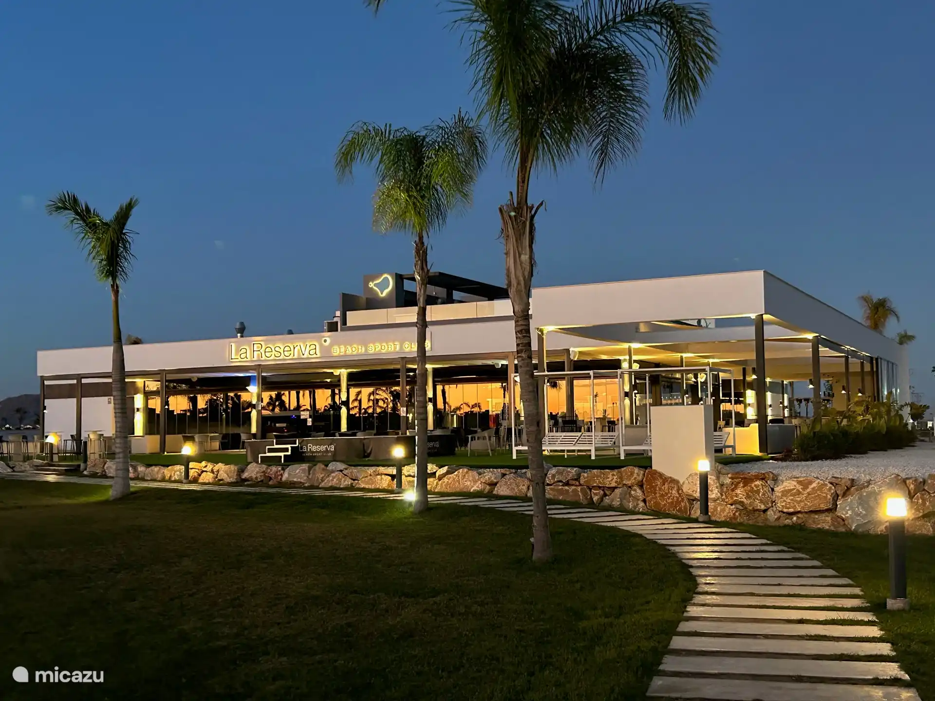 Club de playa La Reserva por la noche