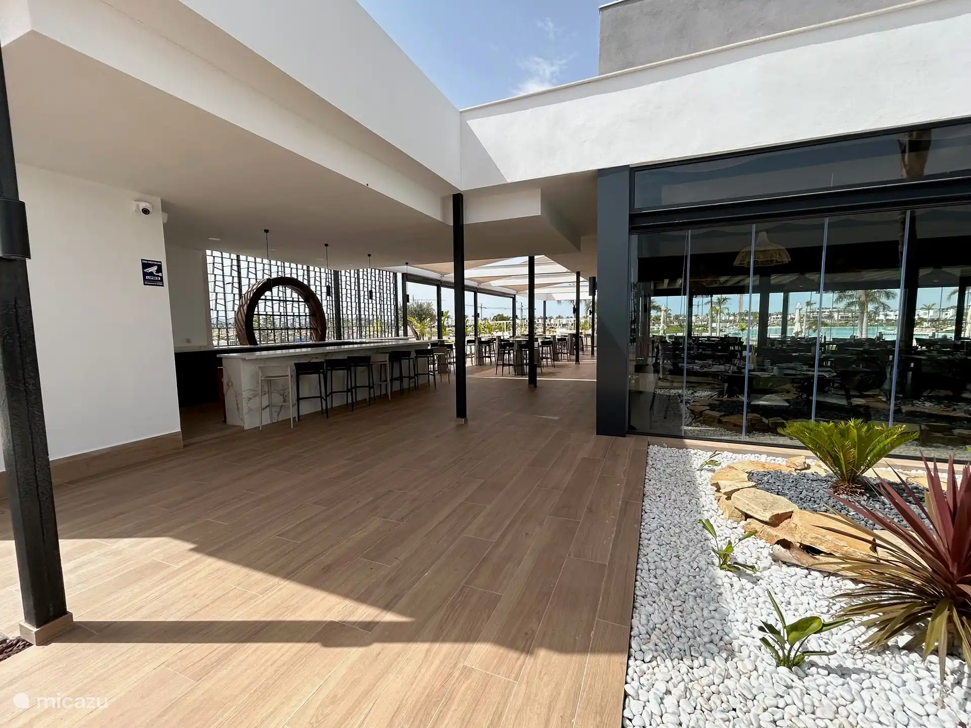 Acogedor bar en el Beachclub La Reserva