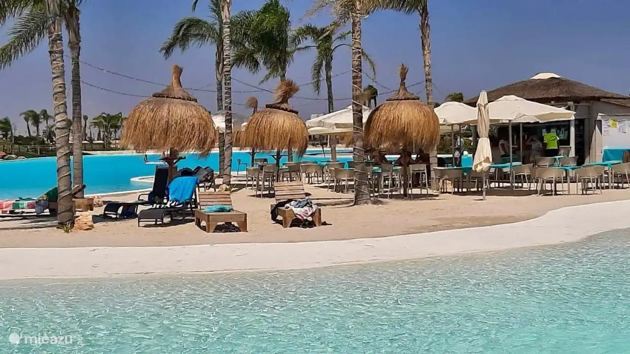 Laguna azul clara con 4 playas y 2 islas con bar de cócteles. Además de tomar el sol y nadar, también se puede practicar paddle surf y kayak. 