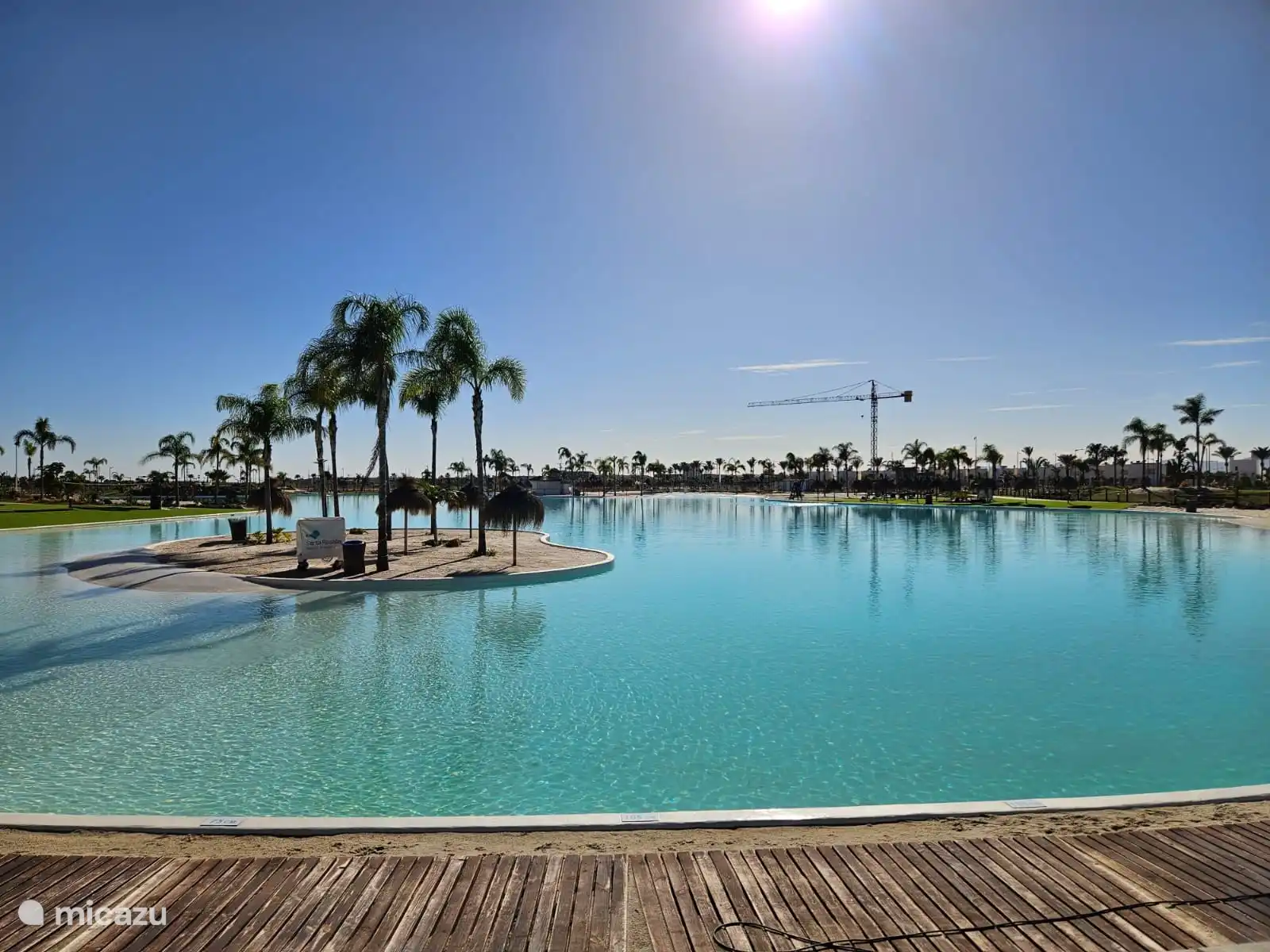 Laguna azul clara con 4 playas y 2 islas con bar de cócteles. Además de tomar el sol y nadar, también se puede practicar paddle surf y kayak. 