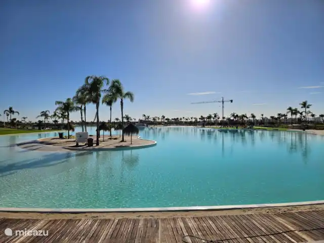 Location de Vacances Espagne, Murcia, Torre-Pacheco, appartement - Privé Lagon bleu clair avec 4 plages et 2 îles avec bar à cocktails. En plus de bronzer et de nager, vous pouvez également faire du paddle et du kayak.