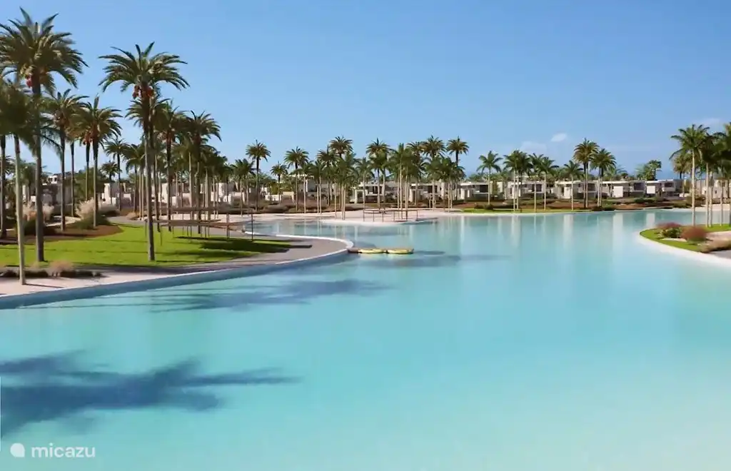 Laguna azul clara con 4 playas y 2 islas con bar de cócteles. Además de tomar el sol y nadar, también se puede practicar paddle surf y kayak.  