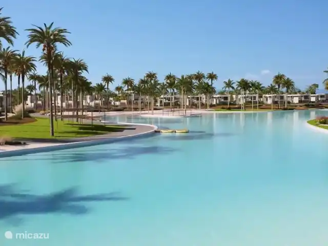 Location de Vacances Espagne, Murcia, Torre-Pacheco, appartement - Privé Lagon bleu clair avec 4 plages et 2 îles avec bar à cocktails. En plus de bronzer et de nager, vous pouvez également faire du paddle et du kayak.