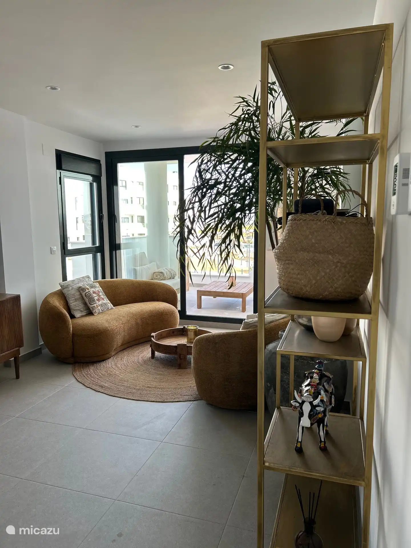 Salón comedor con cocina abierta e isla