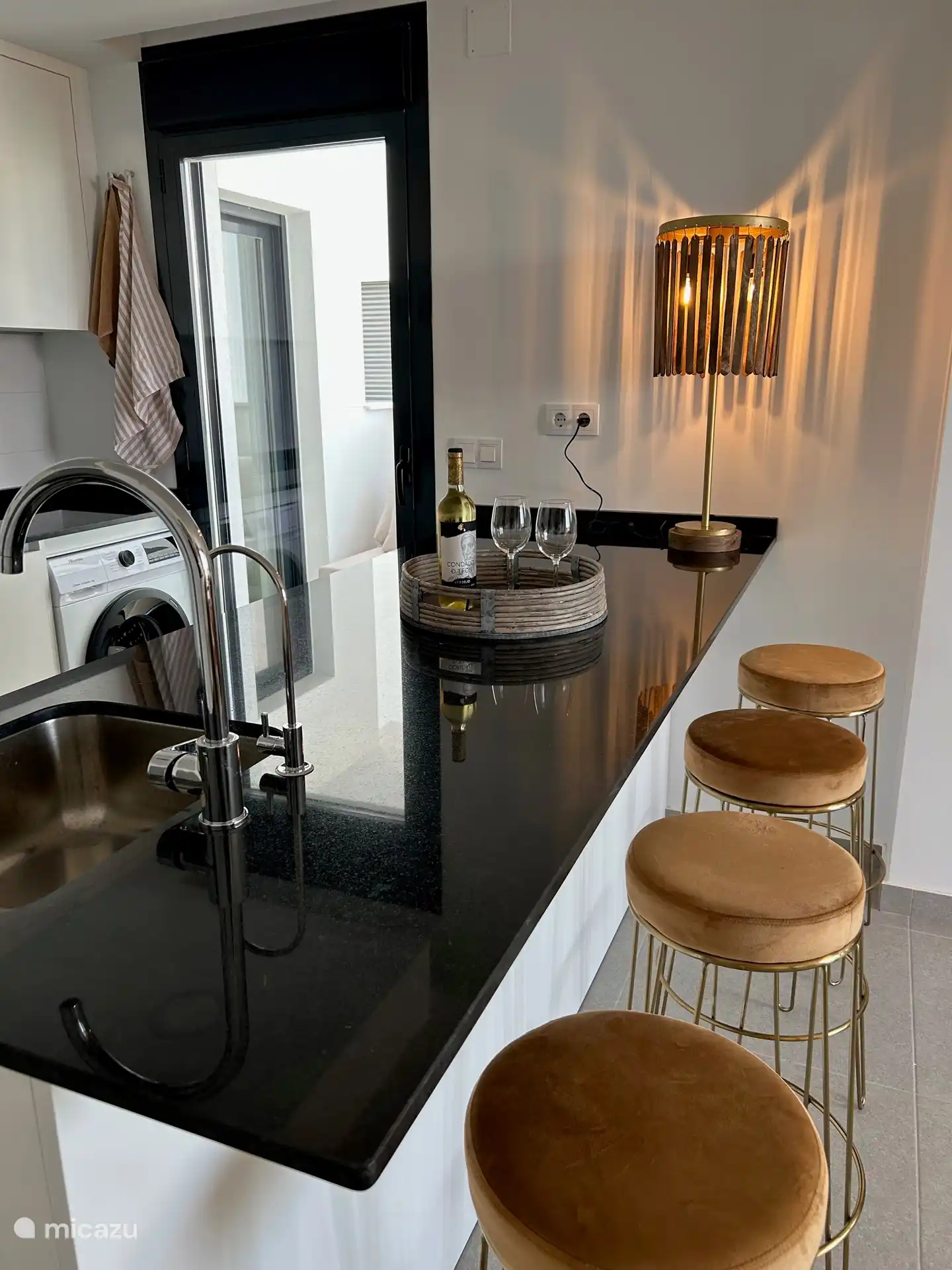 Cocina abierta incluyendo isla con instalaciones de lujo, como microondas combinado, horno, vitrocerámica, lavavajillas, lavadora, nevera-congelador, cafetera Nespresso con aeroccino y agua potable (Spa Blue) del grifo, etc.