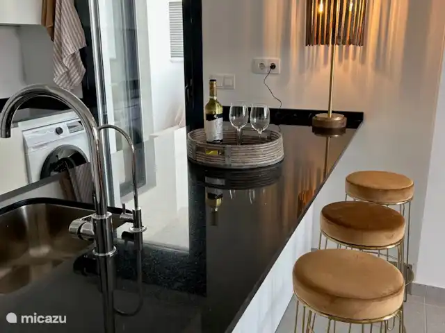 Location de Vacances Espagne, Murcia, Torre-Pacheco, appartement - Privé Cuisine ouverte avec îlot avec des équipements de luxe, tels que micro-ondes combinés, four, plaques vitrocéramiques, lave-vaisselle, lave-linge, réfrigérateur-congélateur, machine Nespresso avec aéroccino et eau potable (Spa Blue) du robinet, etc.