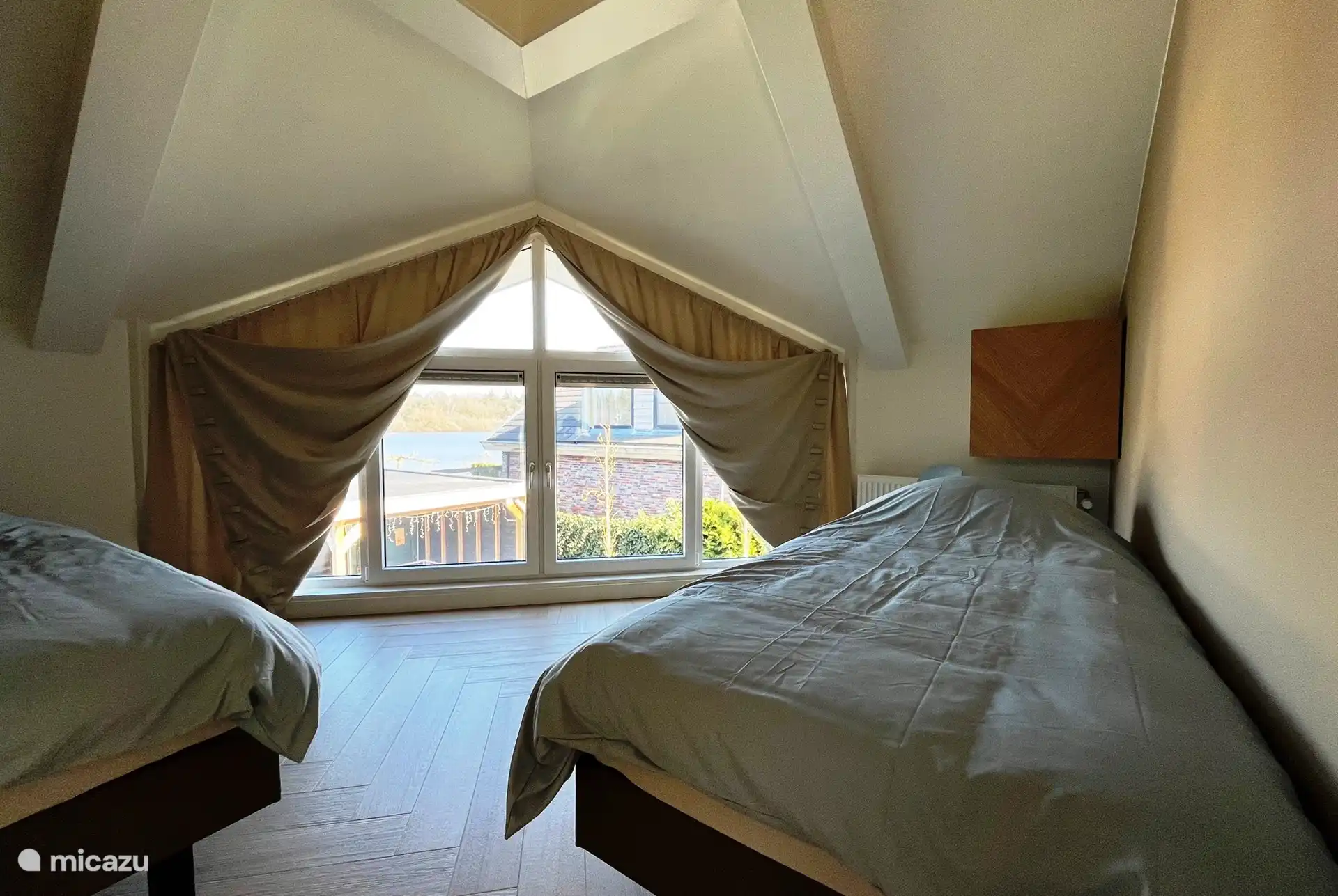 Geräumiges Schlafzimmer mit 2 Einzelbetten