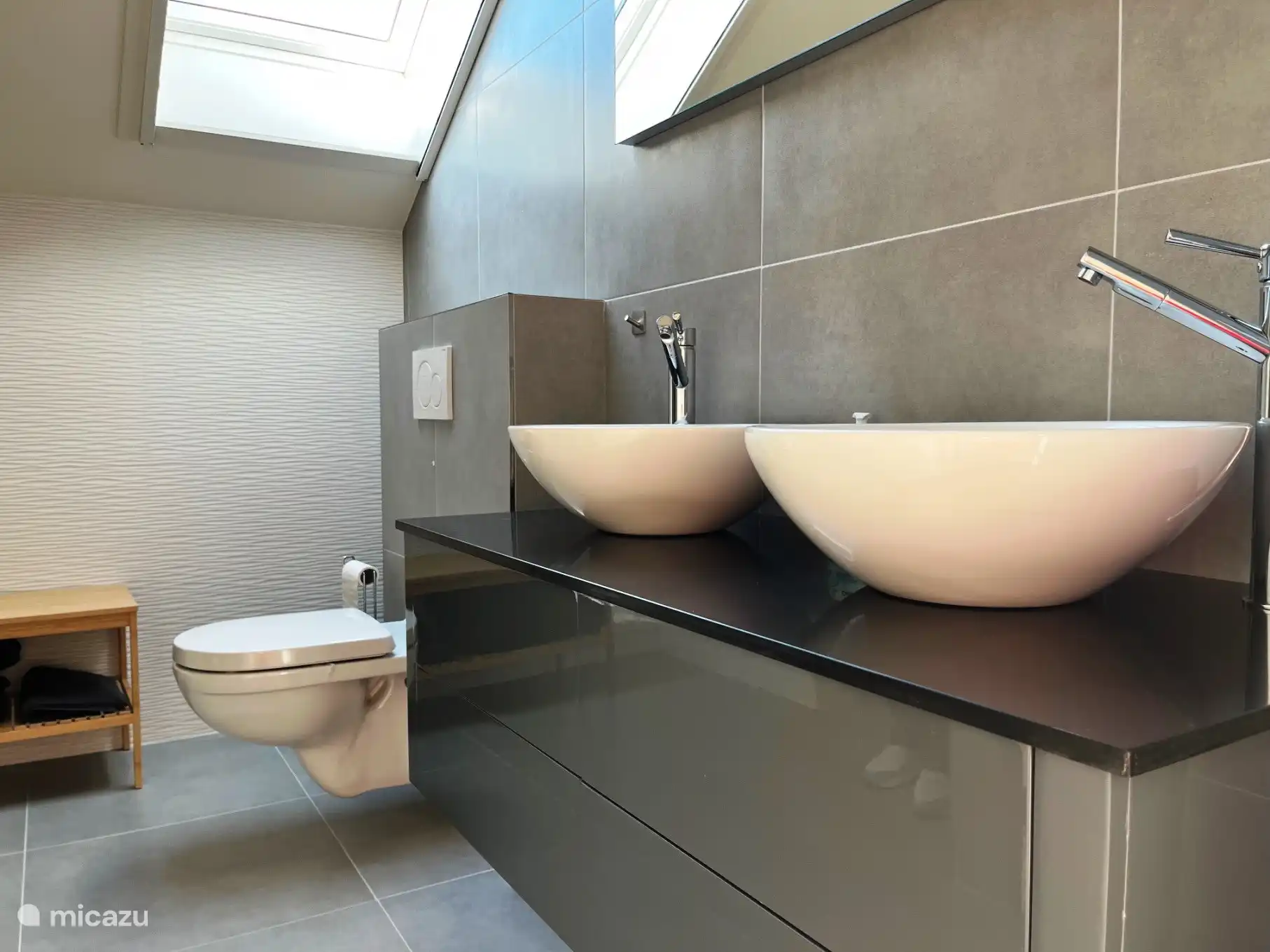 Doppelwaschbecken und viel Platz zum Verstauen von Toilettenartikeln