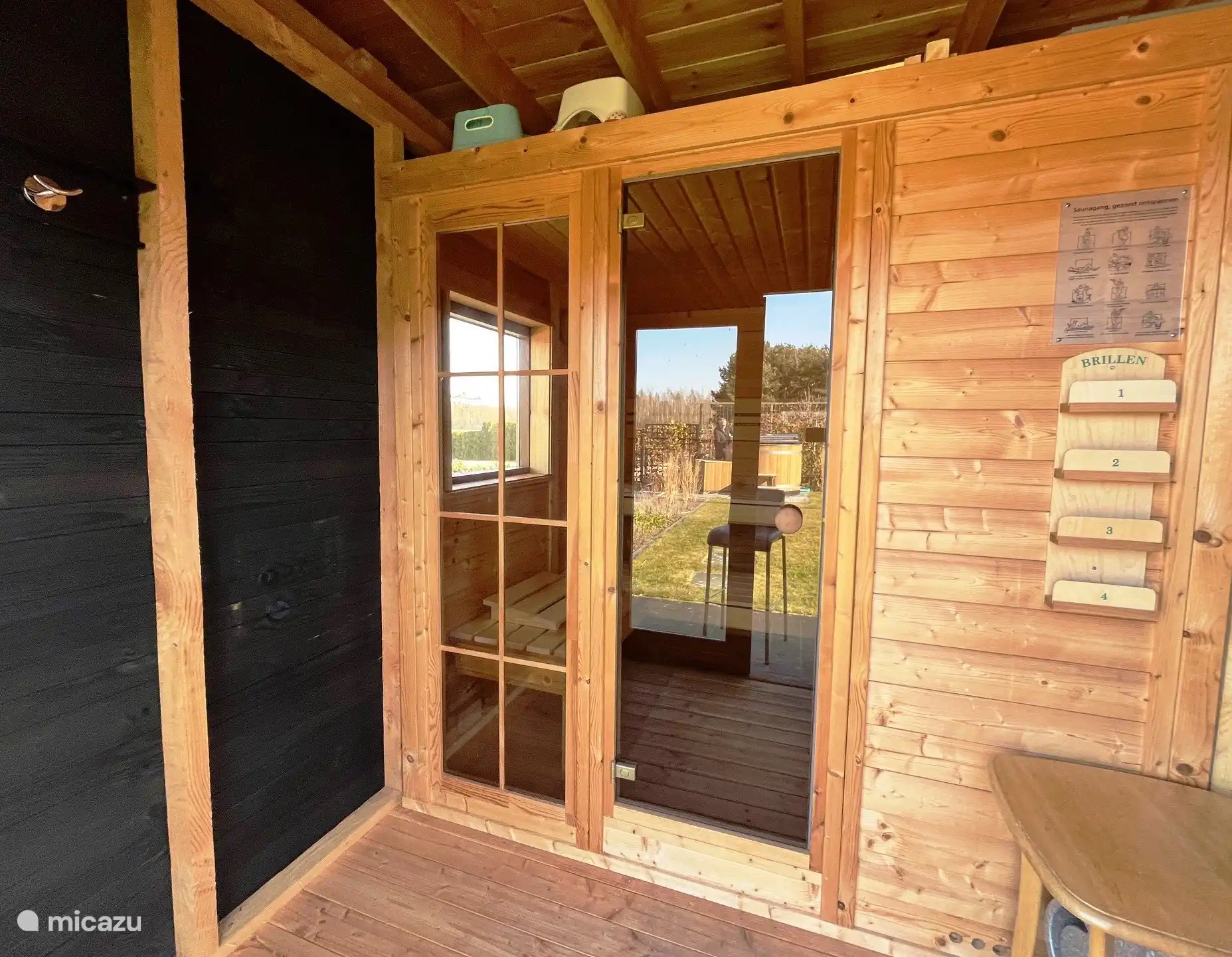 Finnische Sauna mit Blick auf das Wasser