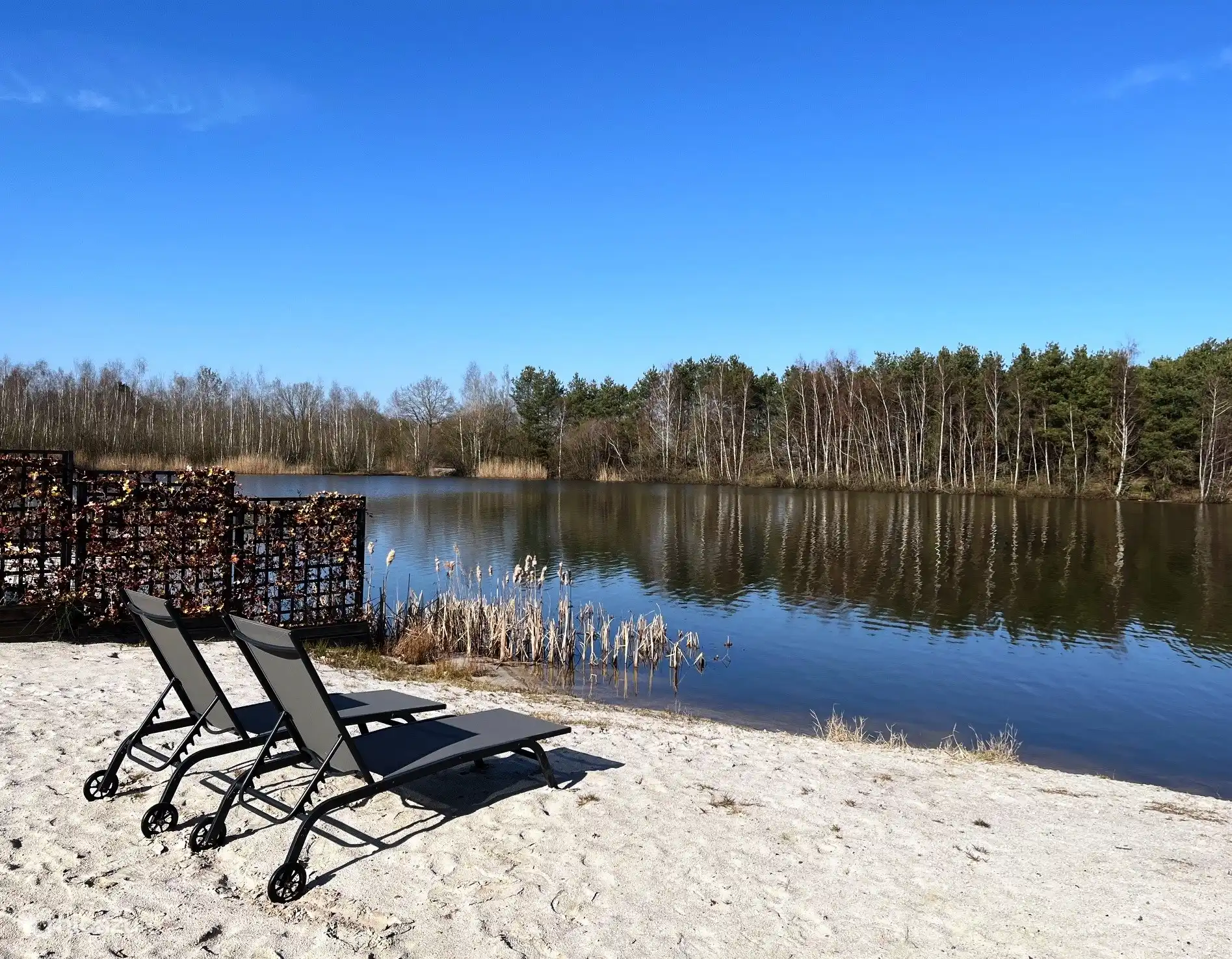 2 Sonnenliegen am Strand