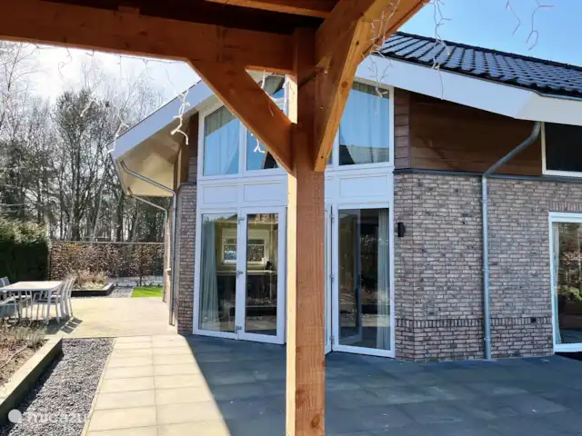 Crécerelle | Pays-Bas, Overijssel, Sibculo - maison de vacances Terrasse couverte. Sur le côté de la maison se trouve la table à manger avec des chaises. De l’autre côté de la maison se trouve une douche extérieure (eau chaude)