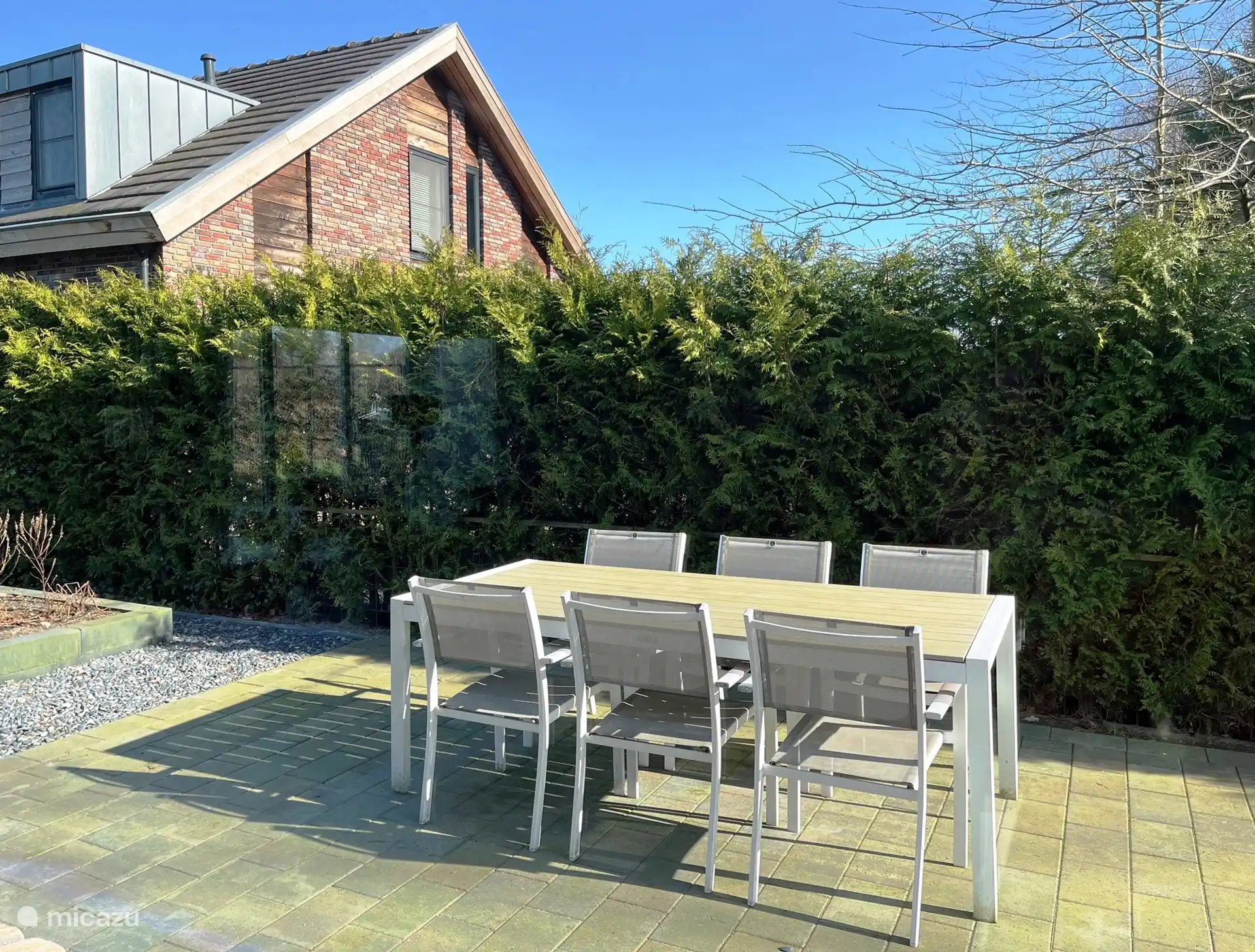 Esstisch mit Stühlen