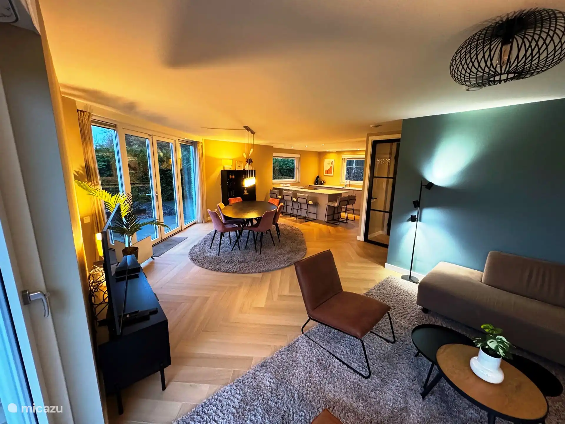 Gemütliches Wohnzimmer mit offener Küche