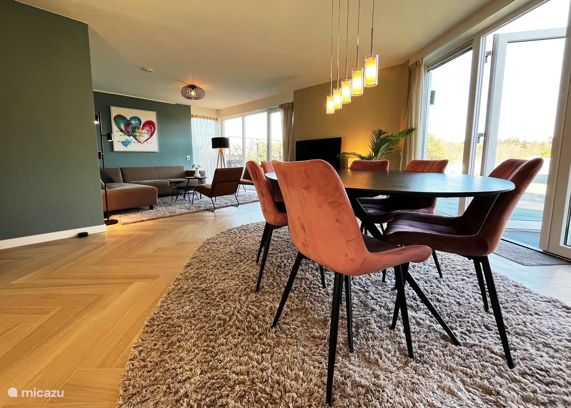 Großer ovaler Esstisch mit 6 Stühlen