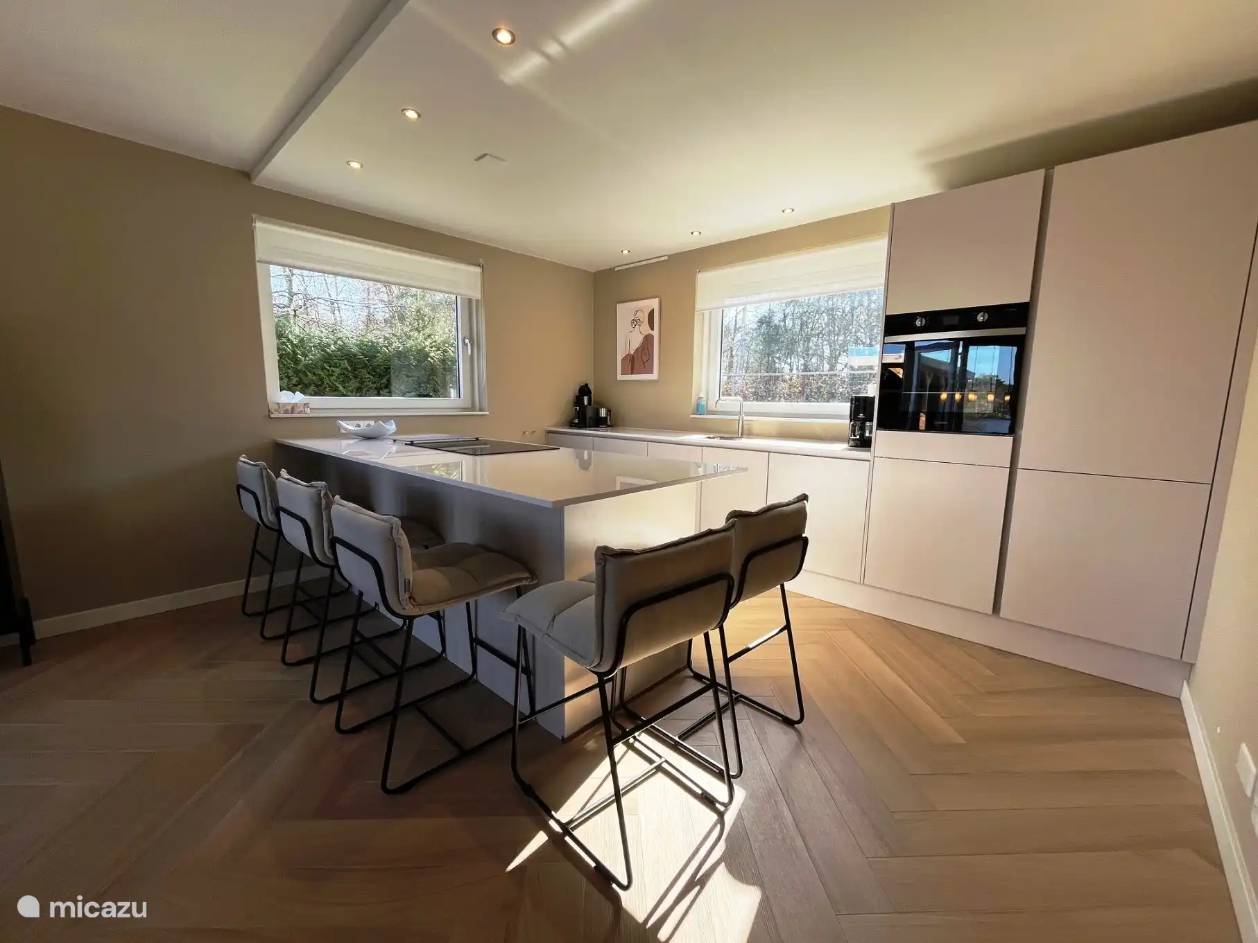 Offene, moderne Küche mit Frühstücksbar. Die Küche ist gut ausgestattet mit Töpfen, Pfannen, Geschirr etc