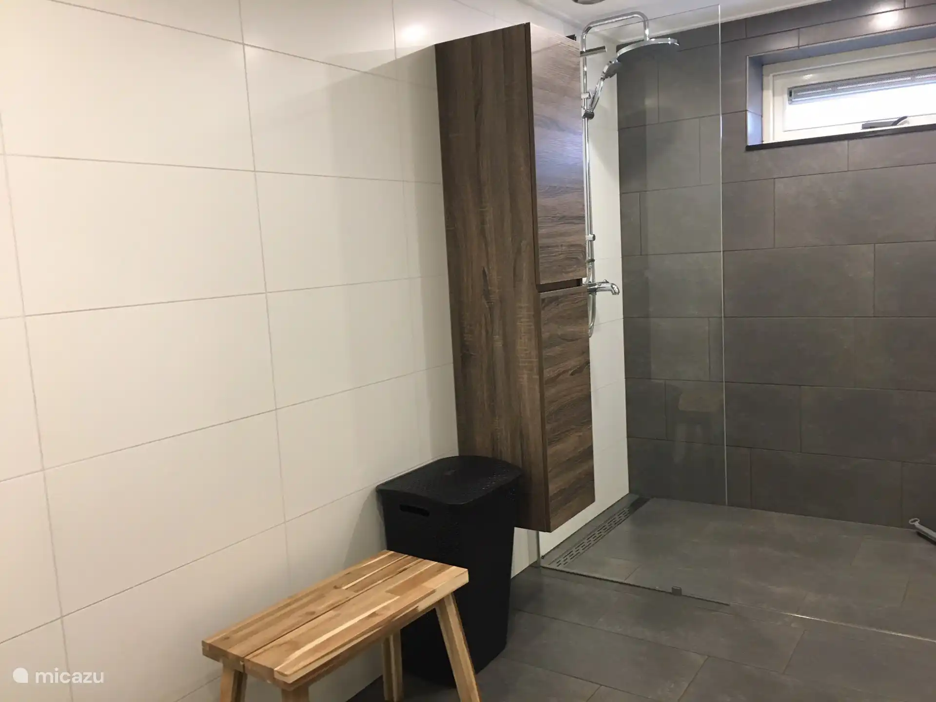 Badezimmer mit Regendusche