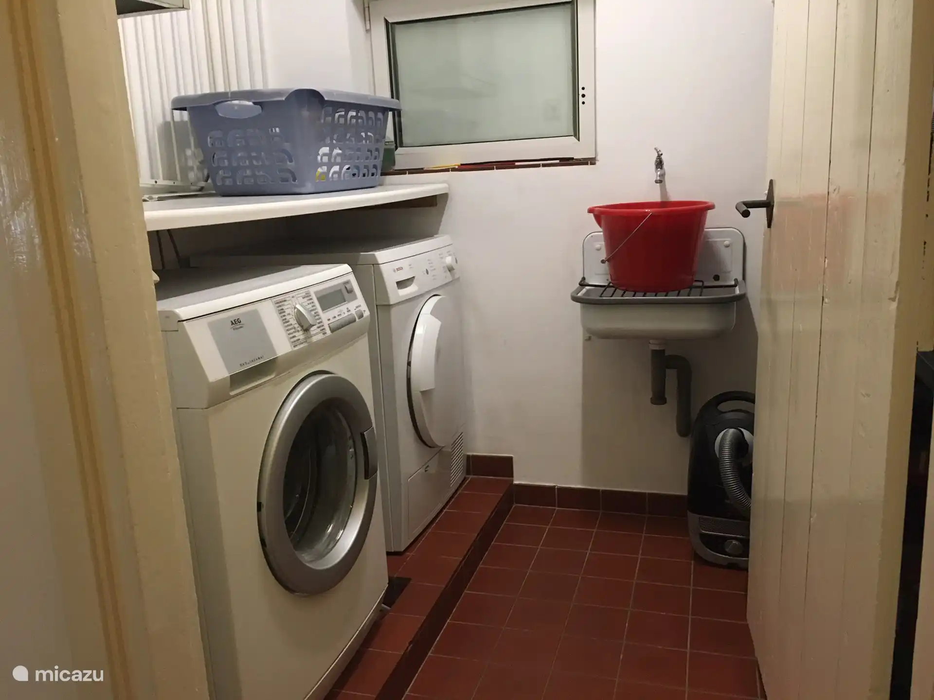 Waschküche mit Waschmaschine, Wäschetrockner und Mikrowelle