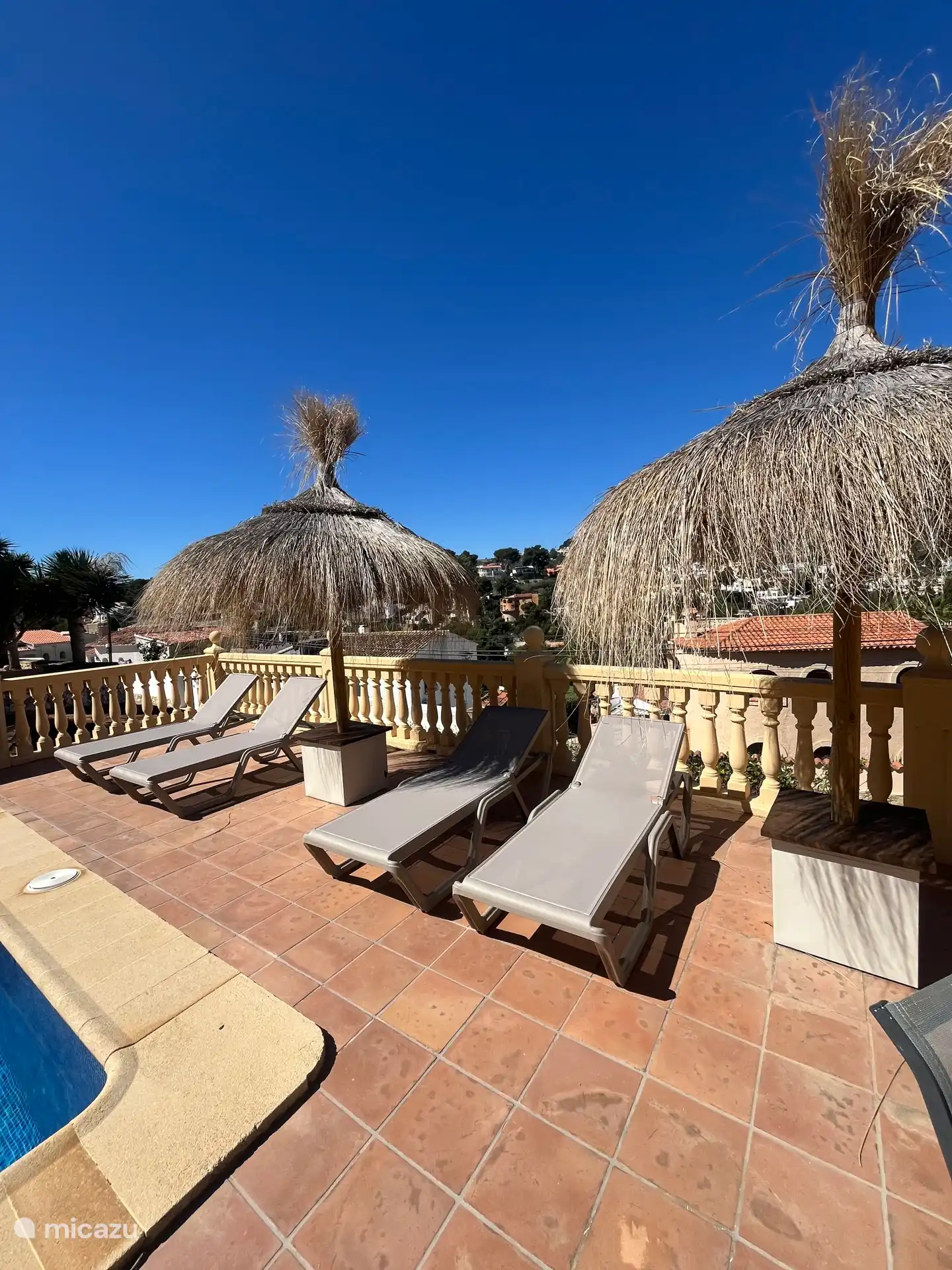 Piscina con terraza 