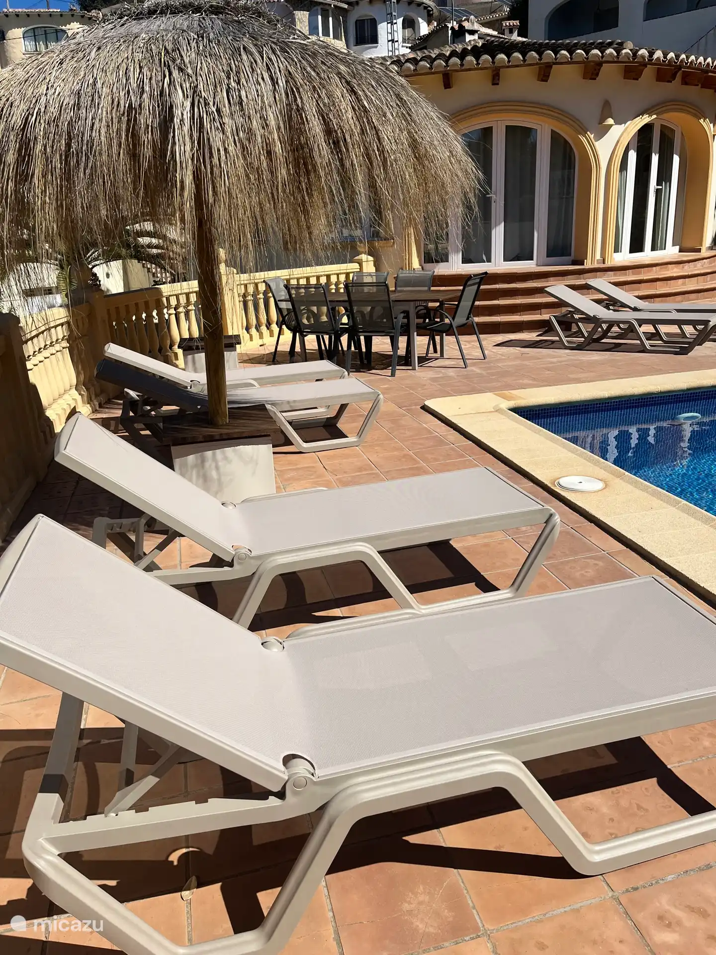 Piscina con terraza 