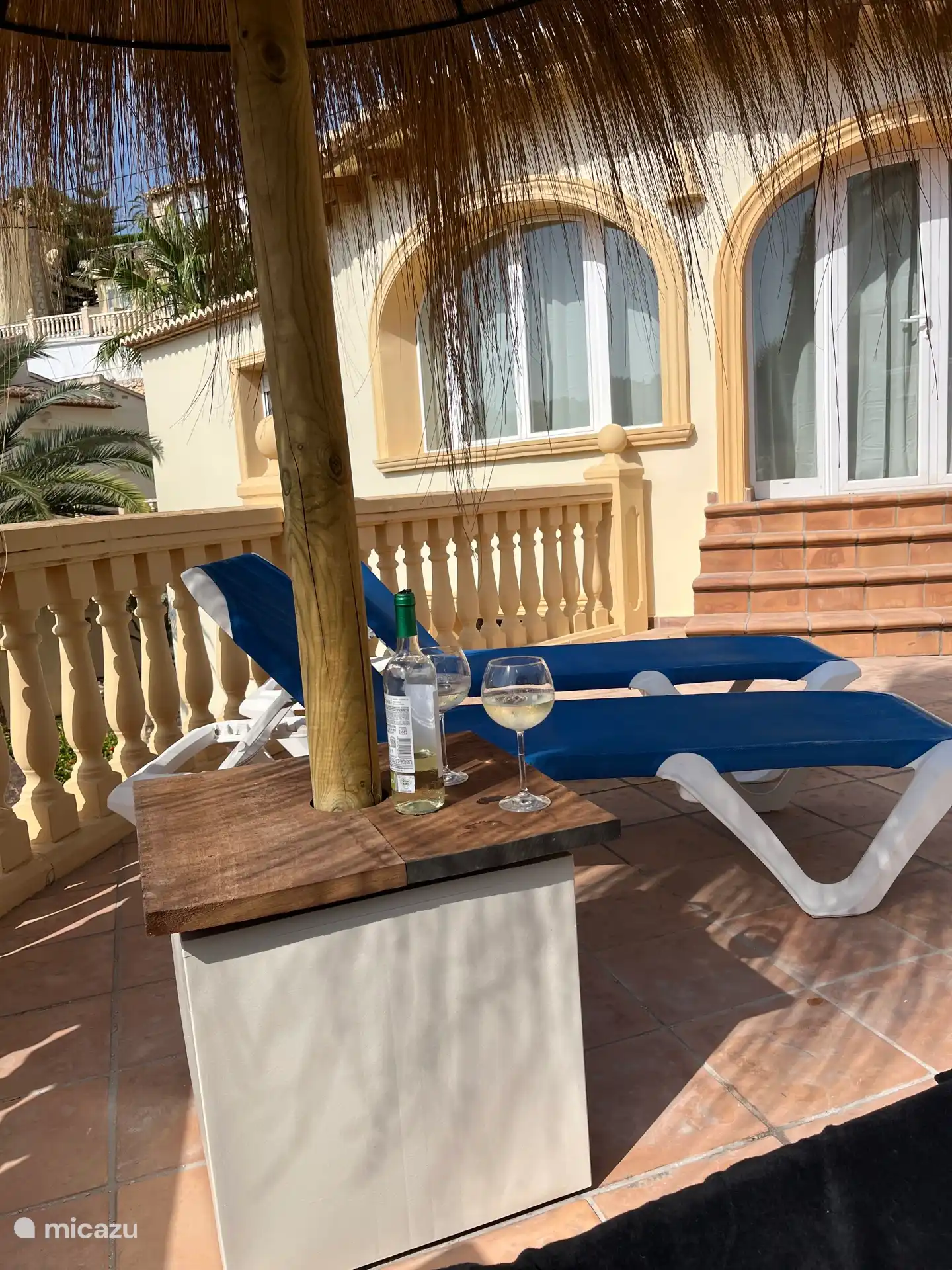 Entspannen unter einem Sonnenschirm auf Ibiza 