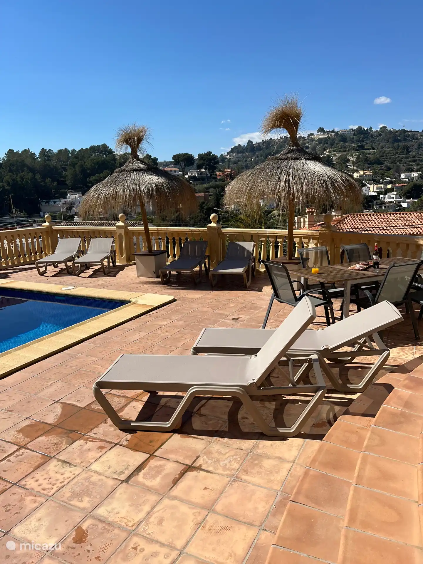 Terraza con tumbonas 