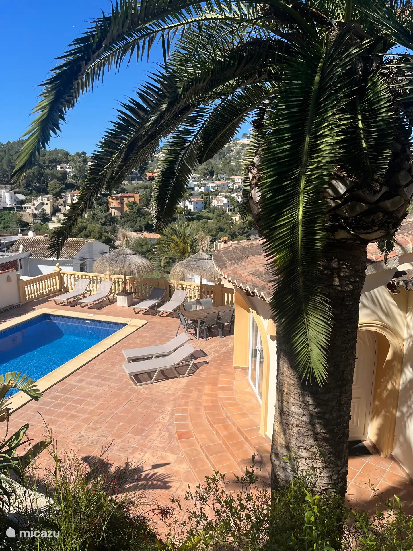Vista desde el jardín hasta la terraza 