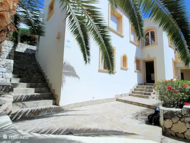 Villa Karina huren in Spanje, Costa Blanca, Benissa - villa Van onder een palmboom het zicht op de voordeur van de beneden woning