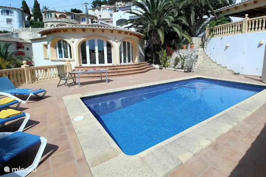 Großer Swimmingpool 8x4 Meter mit leicht begehbarer Treppe