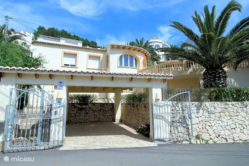 Carport mit gesicherter Umzäunung