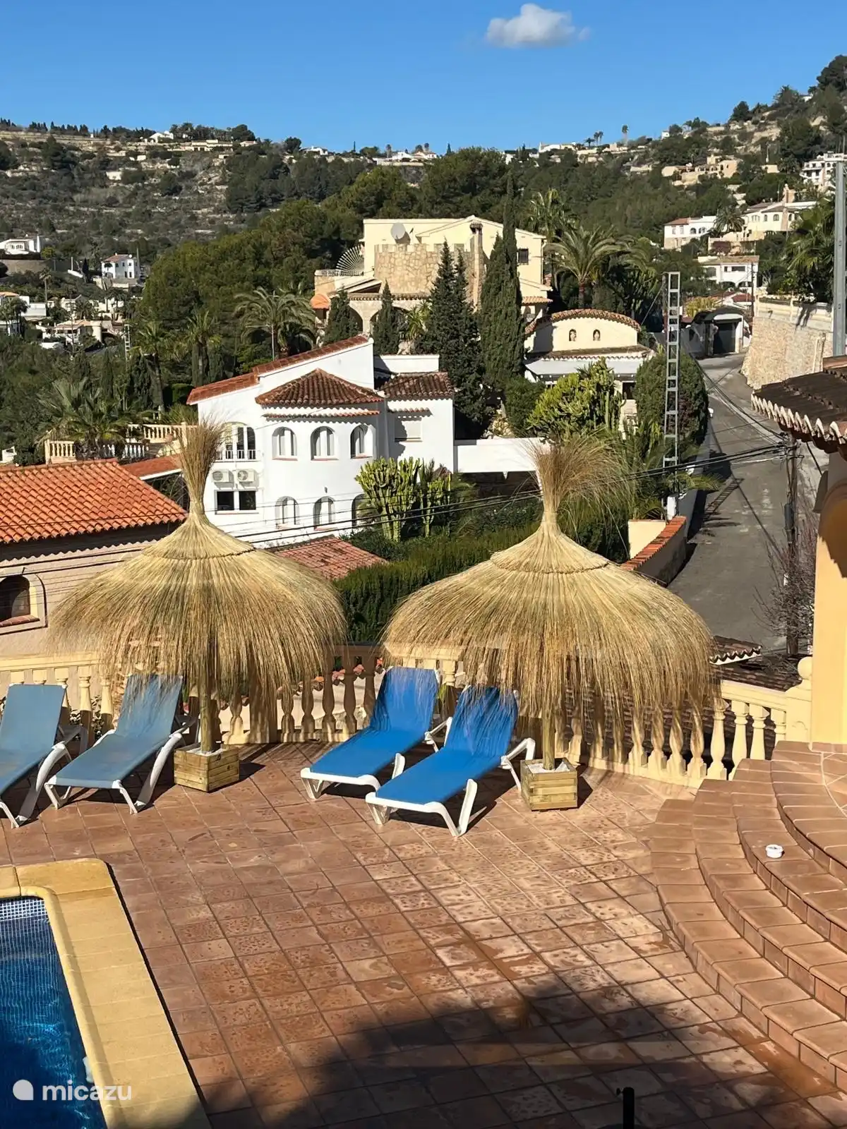 Blick von der überdachten oberen Terrasse