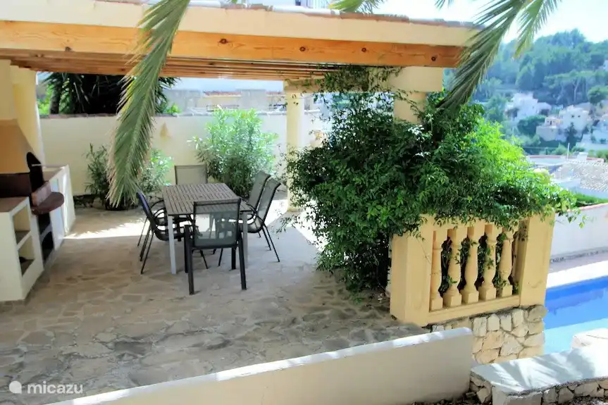 Überdachte Backofenterrasse mit Grill/Außenküche