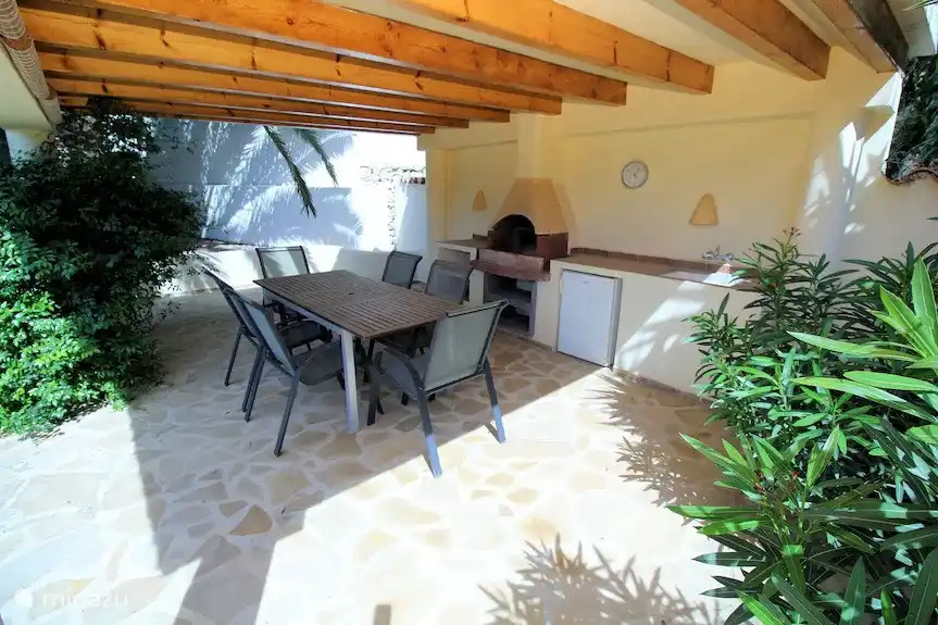 Überdachte Terrasse hoch mit Grill auf Kohle Außenküche