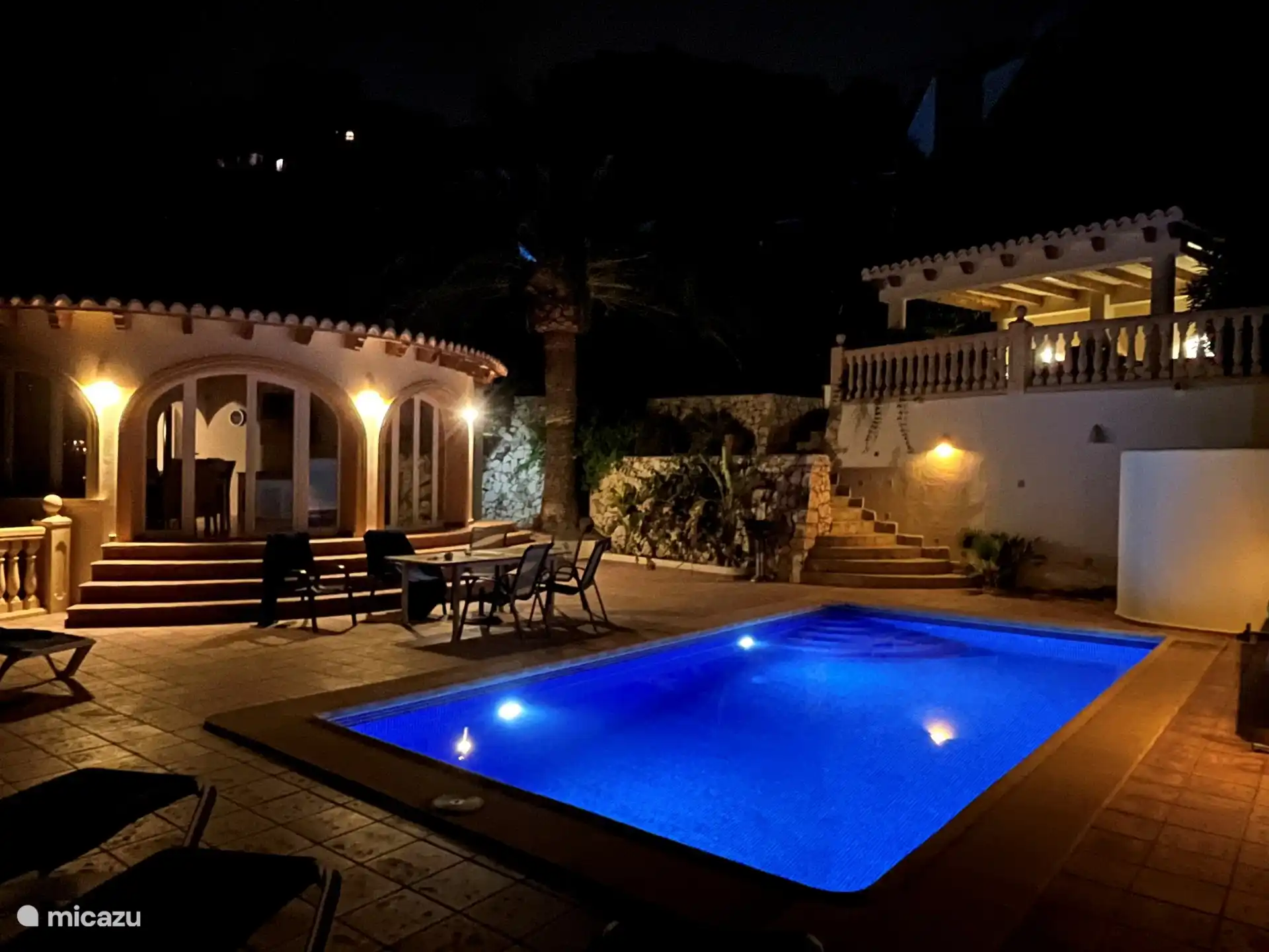 Abendliche Fotovilla bei Nacht