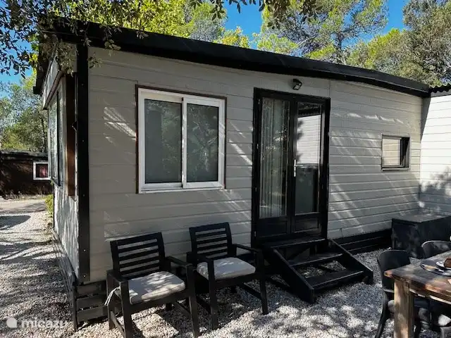 Vacquières, Parc le Duc n° 262 | France, Hérault, Vacquières - chalet À l’automne 2024, nous avons commencé à peindre l’extérieur du chalet.