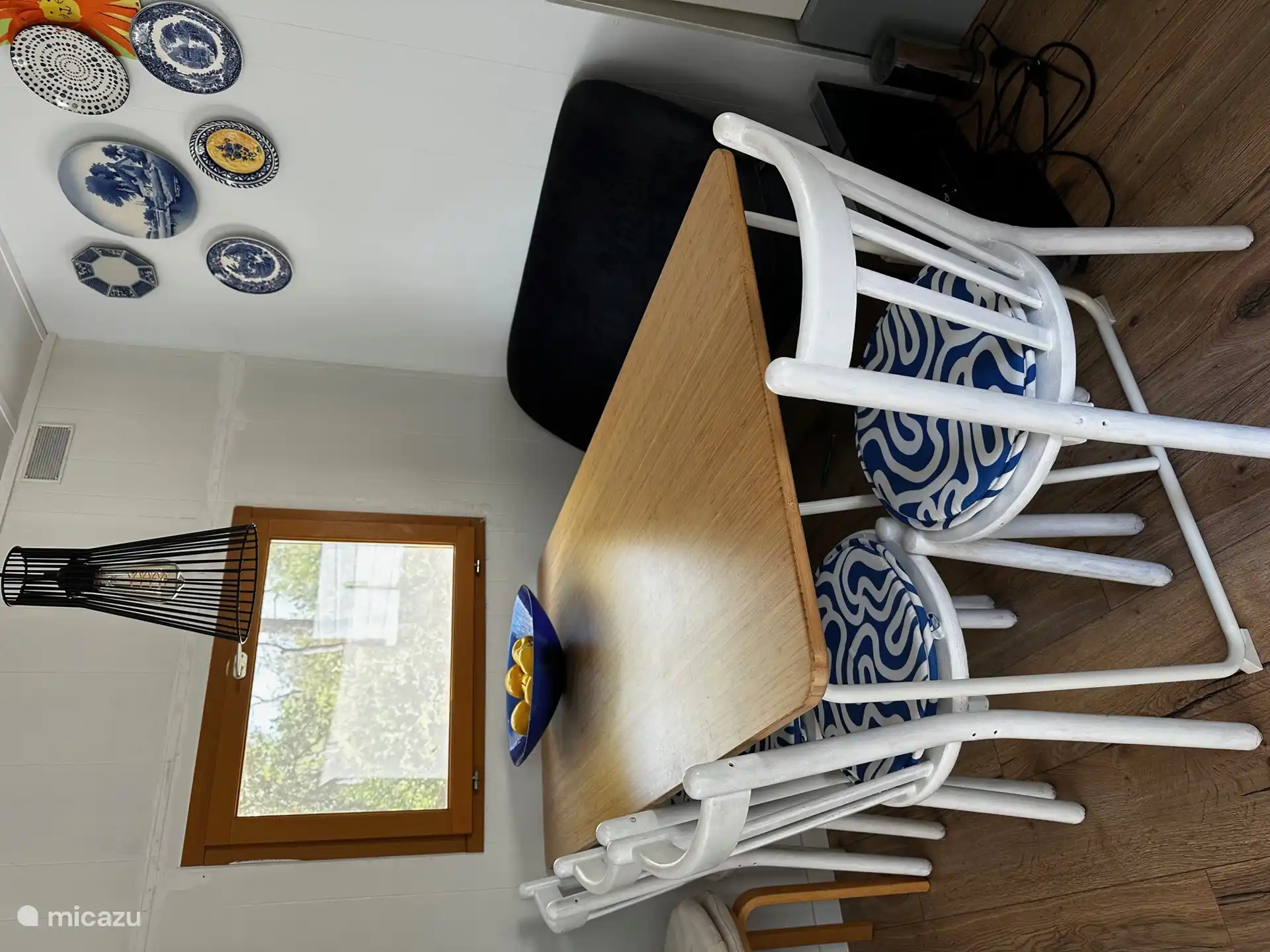 Esstisch mit Stühlen und einem Sofa