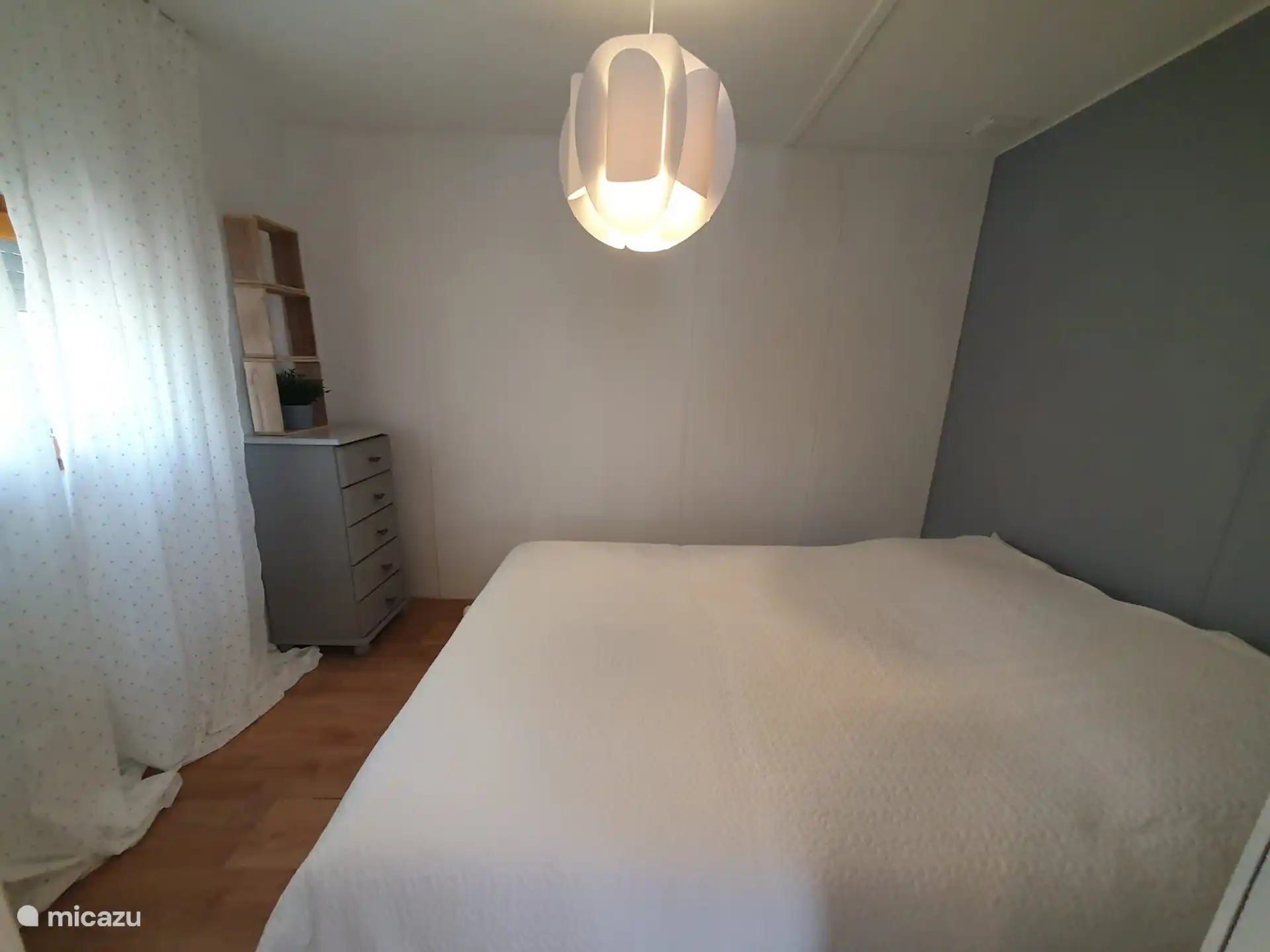 Schlafzimmer 1. Die Kommode wurde nun durch einen offenen Kleiderschrank ersetzt